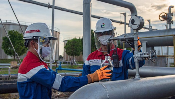 Petugas Kilang Pertamina Internasional sedang melakukan pengecekan di kilang Plaju Palembang