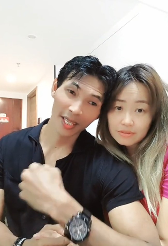 Kebersamaan Pinkan dan Arya terjadi di awal Desember setelah melakukan kolaborasi di TikTok. Sejak saat itu, keduanya kerap tampil mesra di TikTok Arya. Foto: dok. TikTok