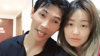 Menurut Arya Khan, ia sangat tahu bagaimana sifat Pinkan Mambo, jika sedang ada uang. Dia (Pinkan) kalau lagi ada uang suka beli apa aja gitu, makanya aku sedikt-sedikit nabung buat keperluan mendadak kita juga, katanya. Foto: dok. TikTok