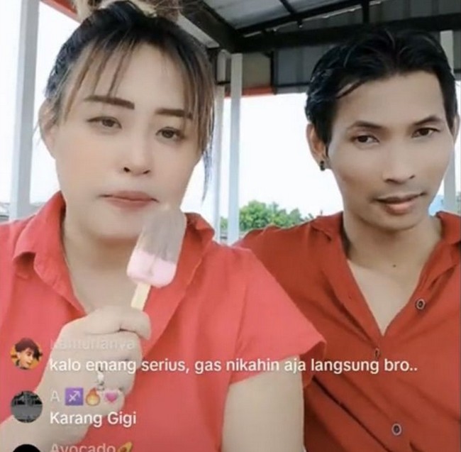 Pinkan dan Arya juga sering live bareng di TikTok. Keduanya tidak segan menampilkan kemesraan secara fisik. Foto: dok. TikTok