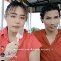 Pinkan dan Arya juga sering live bareng di TikTok. Keduanya tidak segan menampilkan kemesraan secara fisik. Foto: dok. TikTok