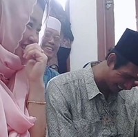 Pernikahan tersebut berlangsung sederhana di rumah Arya. Pinkan Mambo bergaya simple dengan blouse batik dan kerudung pink. Foto: dok. TikTok