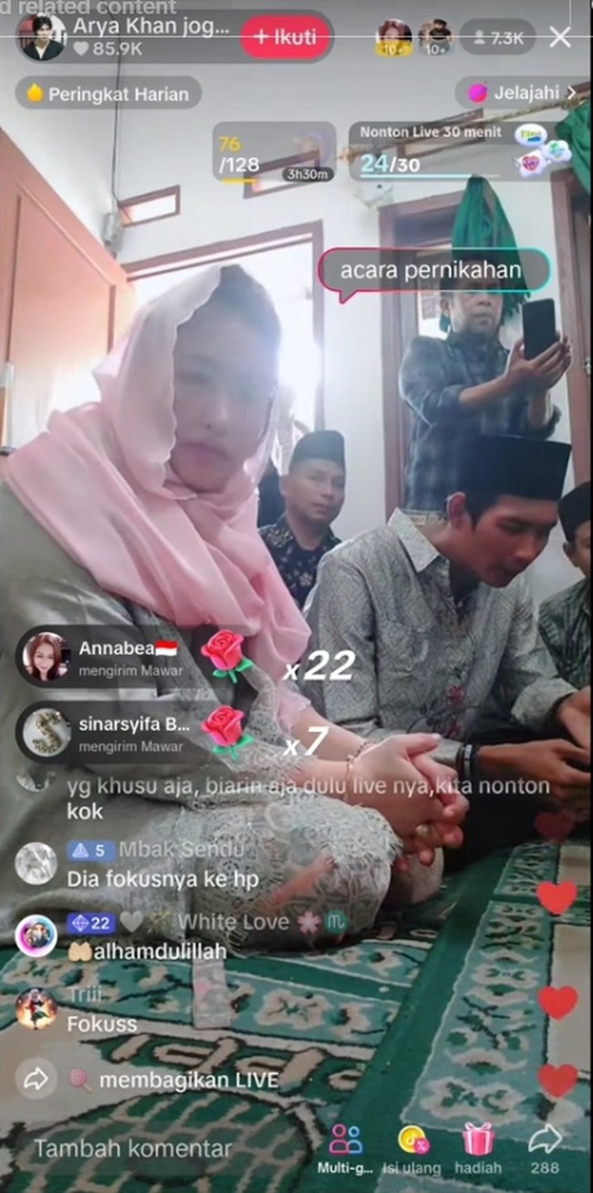 Penyanyi Pinkan Mambo membuat kejutan dengan pernikahannya secara tiba-tiba. Lewat siaran langsung di TikTok, Pinkan dinikahi oleh TikToker Arya Khan. Foto: dok. TikTok