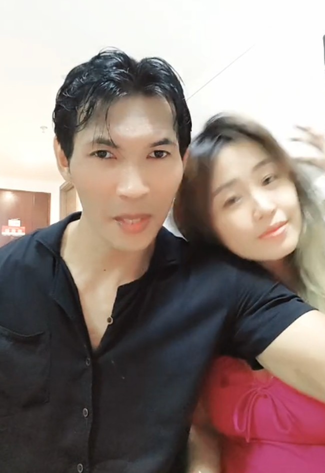 Arya Khan juga kerap membagikan aktivitas lainnya sebagai pedagang sayur dan singkong di pasar. Selain pamer kemesraan, Pinkan pun kerap membantu Arya di pasar. Foto: dok. TikTok