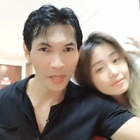 Arya Khan juga kerap membagikan aktivitas lainnya sebagai pedagang sayur dan singkong di pasar. Selain pamer kemesraan, Pinkan pun kerap membantu Arya di pasar. Foto: dok. TikTok