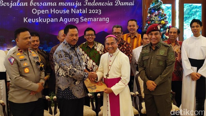 Pj Gubernur Jawa Tengah, Nana Sudjana saat mengunjungi Keuskupan Agung Semarang, Jalan Pandanaran, Senin (25/12/2023).