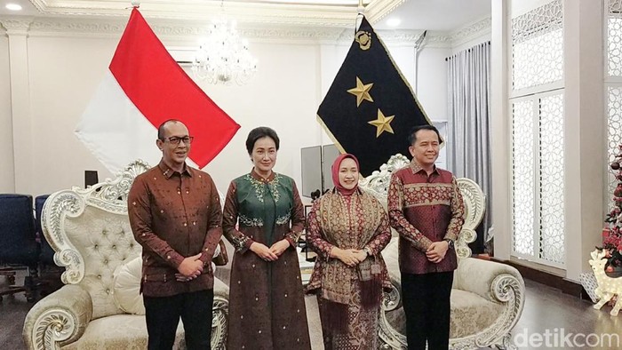 PJ Gubernur Sumsel Agus Fatoni saat bersilaturahmi ke rumah dinas Kapolda Sumsel dalam suasana Natal.