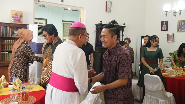 Pj Wali Kota Palembang Ratu Dewa berkunjung di Gereja Katedral Santa Maria Palembang.