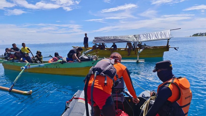 Sembilan wisatawan lokal terjebak di tengah laut selama dua hari saat hendak berwisata ke Pulau Lahe, Kabupaten Pohuwato, Gorontalo.