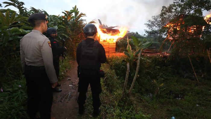 Polda Sumut membakar gubuk judi dan narkoba di Sibolangit. (Foto: Dok. Polda Sumut).