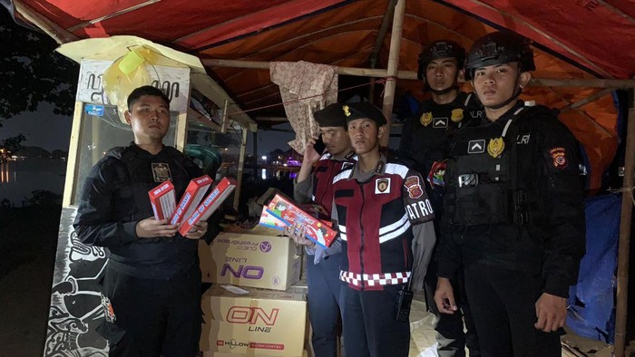Polres Indramayu mengamankan ribuan butir petasan dan kembang api dari warung es batu