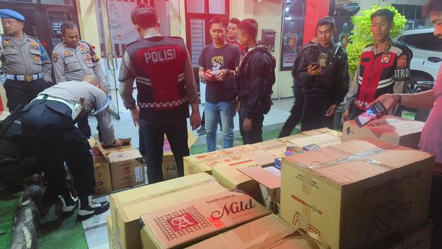 Polres Indramayu mengamankan ribuan butir petasan dan kembang api dari warung es batu
