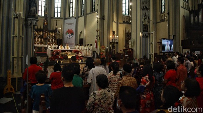 Sejumlah umat Kristiani mengikuti Misa Natal di Gereja Katedral, Jakarta Pusat, Senin, Tema Natal 2023 bertajuk Kemuliaan kepada Allah dan Damai Sejahtera di Bumi.
