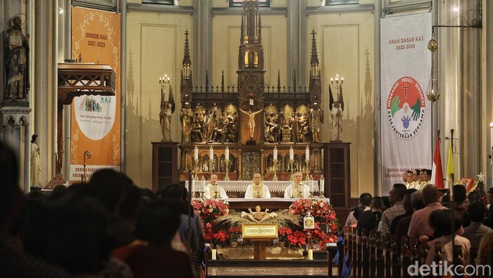 Potret Jalannya Misa Natal di Gereja Katedral Jakarta Sejumlah umat Kristiani mengikuti Misa Natal di Gereja Katedral, Jakarta Pusat, Senin, Tema Natal 2023 bertajuk Kemuliaan terhadap Allah dan Damai Sejahtera di Bumi.