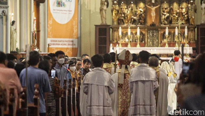 Sejumlah umat Kristiani mengikuti Misa Natal di Gereja Katedral, Jakarta Pusat, Senin, Tema Natal 2023 bertajuk Kemuliaan kepada Allah dan Damai Sejahtera di Bumi.
