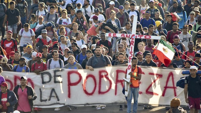 Potret Ratusan Imigran Bergerak Menuju AS Migrants depart from Tapachula, Mexico, Sunday, Dec. 24, 2023. The caravan started the trek north through Mexico just days before U.S. Secretary of State Antony Blinken arrives in Mexico City to discuss new agreements to control the surge of migrants seeking entry into the United States. (AP Photo/Edgar H. Clemente)