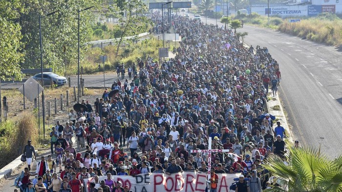 Potret Ratusan Imigran Bergerak Menuju AS Migrants depart from Tapachula, Mexico, Sunday, Dec. 24, 2023. The caravan started the trek north through Mexico just days before U.S. Secretary of State Antony Blinken arrives in Mexico City to discuss new agreements to control the surge of migrants seeking entry into the United States. (AP Photo/Edgar H. Clemente)