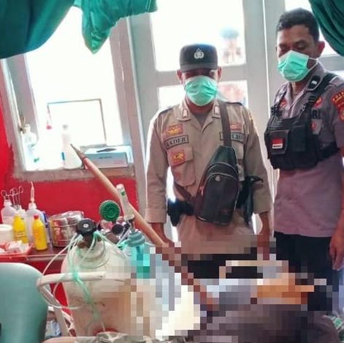 Jenazah pria yang diduga tewas ditikam saat berada di puskesmas, Senin (25/12/2023).