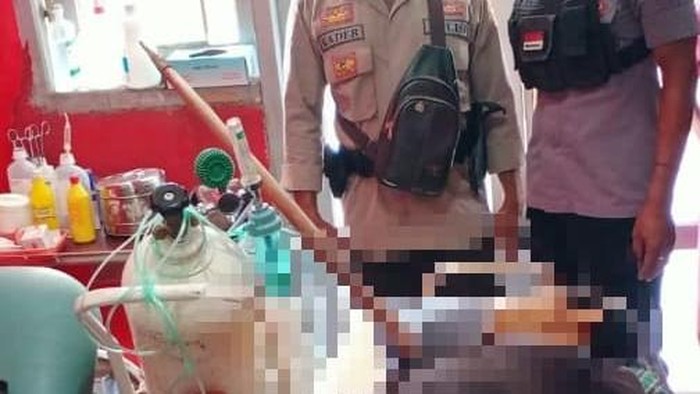 Jenazah pria yang diduga tewas ditikam saat berada di puskesmas, Senin (25/12/2023).