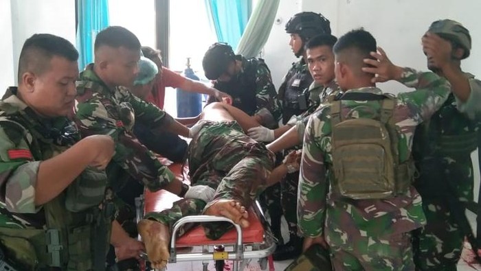 Proses evakuasi prajurit TNI diserang KKB di Maybrat, Papua Barat Daya.