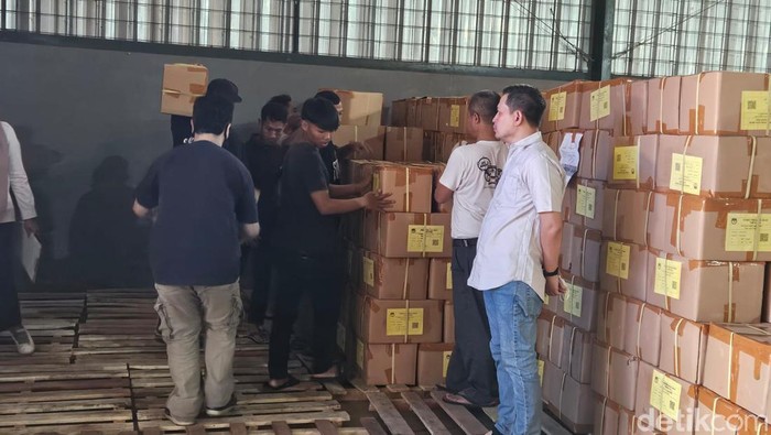 Proses penerimaan surat suara untuk Pemilu 2024 di Sumedang