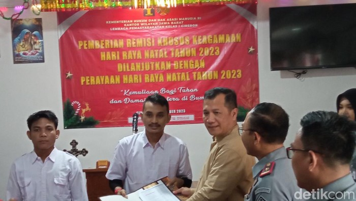 Puluhan warga binaan di Lapas Kelas 1 Cirebon mendapat remisi khusus Natal