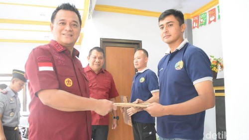 Warga binaan di Lapas Kelas IIB Karangasem saat menerima remisi khusus Natal pada Senin (25/12/2023) (dok. Lapas Kelas IIB Karangasem)