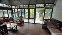 Bentuk jendela dua pintu dengan rangka besi-besinya yang jadul. 
