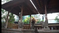 Ini pendopo yang bernama Bale Bengong di rumah Ki Joko Bodo. Fungsi pendopo ini untuk menerima tamu. Foto: via YouTube Trans7 Official