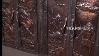 Di bagian dalam rumah juga terdapat lemari-lemari yang terbuat dari tembaga. Lemari tersebut juga terdapat relief. Foto: via YouTube Trans7 Official
