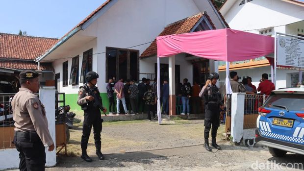 Salah satu gereja di Kabupaten Tasikmalaya dijaga polisi.