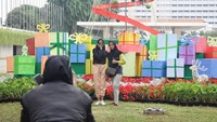 Warga melihat dan berfoto pada dekorasi bertema Natal di kawasan Lapangan Banteng, Jakarta, Senin (25/12/2023).