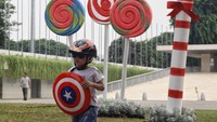 Anak-anak tampak bermain di Lapangan Banteng.