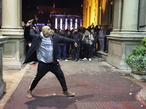 Rusuh Demo Tuntut Pemilu Serbia Dibatalkan, Balkot Belgrade Dilempari Batu