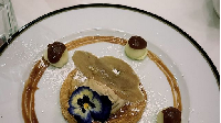 Salah satu hidangan yang dinikmati oleh Shandy Aulia saat merayakan Natal. Tampak seperti hidangan dessert dengan hiasan bunga telang cantik. Foto: Instagram @shandyaulia