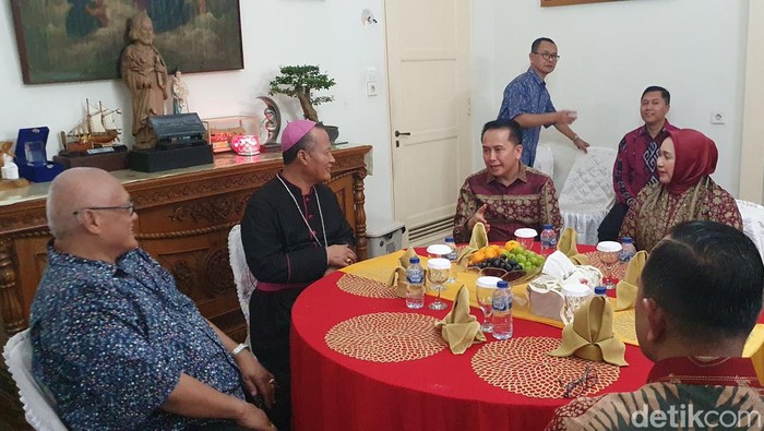 Silaturahmi Pj Gubernur Sumsel ke rumah Uskup Agung Palembang saat perayaan Natal.