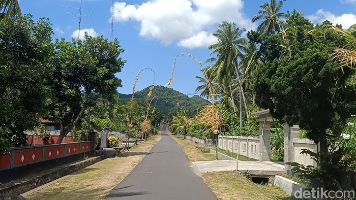 Suasana di Desa Blimbingsari, Jembrana, Bali. Suasana di Desa Blimbingsari, Jembrana, Bali.