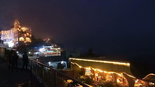 Suasana di anjungan Penelokan, Kintamani, Bangli, Bali, Minggu malam (24/12/2023). Netizen menyebut foto di Penelokan pada malam hari seperti di Eropa.