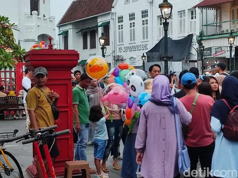 Suasana ramainya Kota Lama Semarang saat libur Nataru, Senin (25/12/2023).