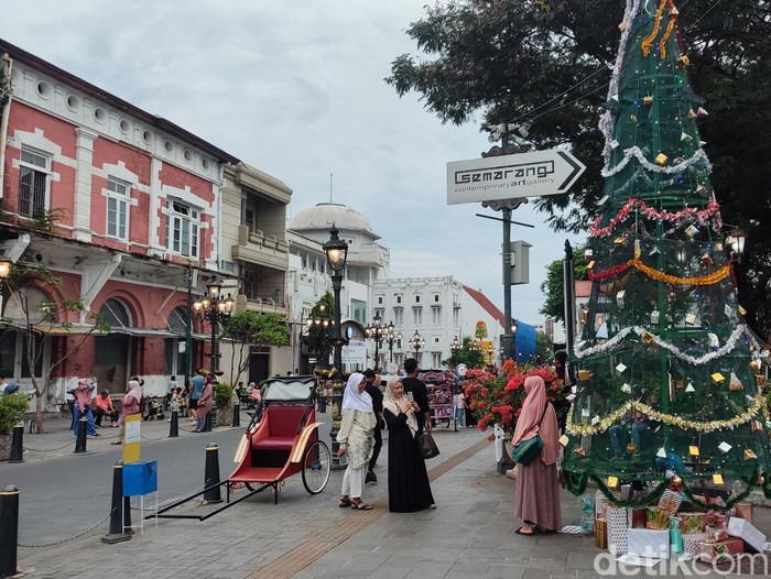 Suasana ramainya Kota Lama Semarang saat libur Nataru, Senin (25/12/2023).
