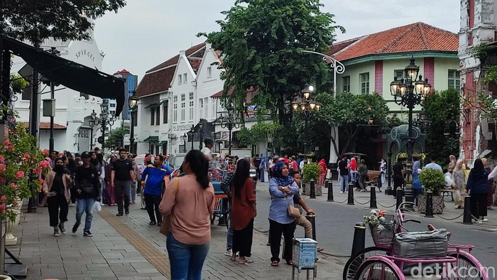 Suasana ramainya Kota Lama Semarang saat libur Nataru, Senin (25/12/2023).