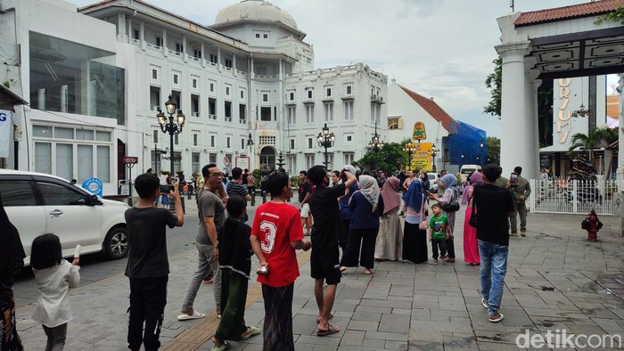 Suasana ramainya Kota Lama Semarang saat libur Nataru, Senin (25/12/2023).