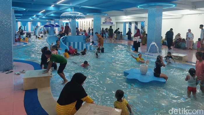 Suasana Tropicana Waterpark saat libur Natal 2023, Senin (25/12/2023).