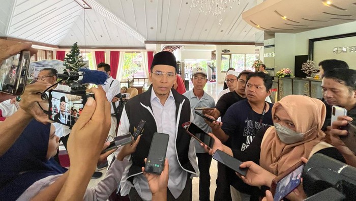 Wakil Ketua TPN Ganjar-Mahfud, Tuan Guru Bajang (TGB) Zainul Majdi, setelah menghadiri acara Relawan Mahfud Guru Bangsa di Hotel Grand Legi, Mataram, pada Senin (25/12/2023).