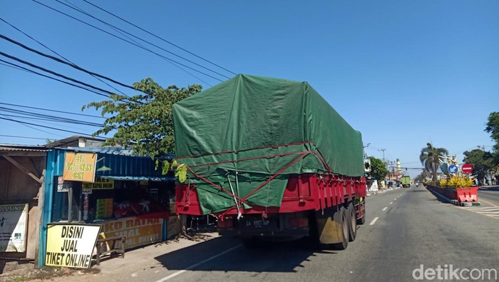 Sebuah truk melintas di Jalan Nasional Denpasar-Gilimanuk, Jembrana, Senin (25/12/2023).
