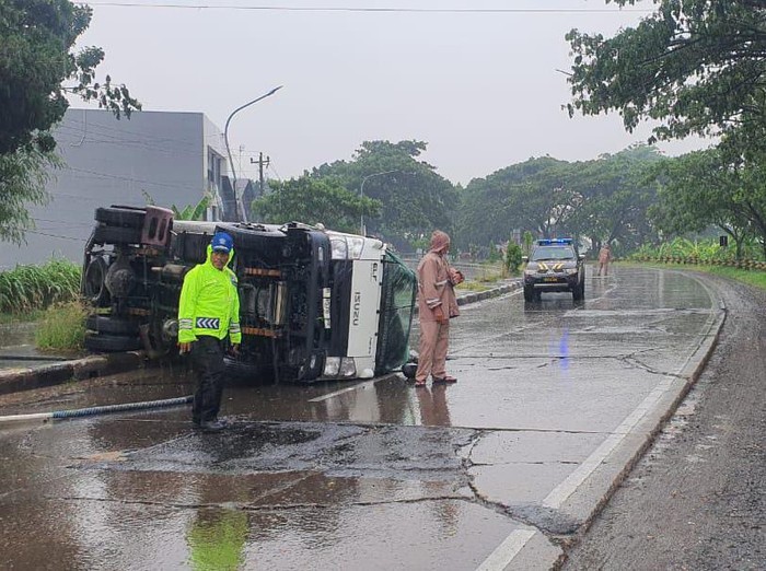 Truk tangki air terguling di Jalan Lingkar Kudus, Senin (25/12/2023) siang.