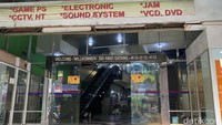 Suasana sepi sudah terasa sejak memasuki pintu utama.