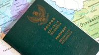 Dokumen administrasi jadi yang utama untuk Anda mendaftar umrah. Kartu identitas, paspor, dan foto perlu disiapkan untuk nantinya menjadi syarat pembuatan visa. Selain itu, Anda juga perlu menyiapkan dokumen lain seperti akta lahir asli bagi jemaah yang berusia di bawah 17 tahun. Sebelum berangkat, pastikan paspor, visa, tiket pesawat pulang pergi dan SISKOPATUH yang didapatkan dari travel agent.