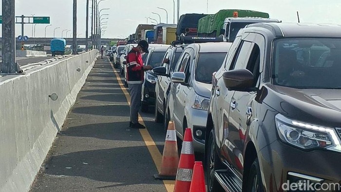 Volume kendaraan meningkat di ruas tol trans sumatera.