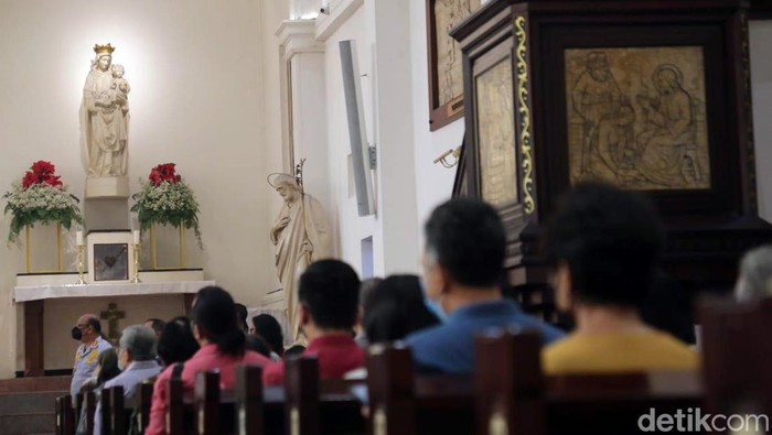 Walikota Surabaya Eri Cahyadi Kunjungi Gereja Saat Momen Natal